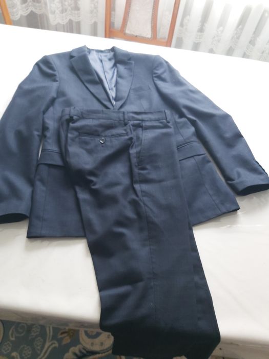 Костюм отличном состояние. Размер 46.Темный синий. Отличном состояние.