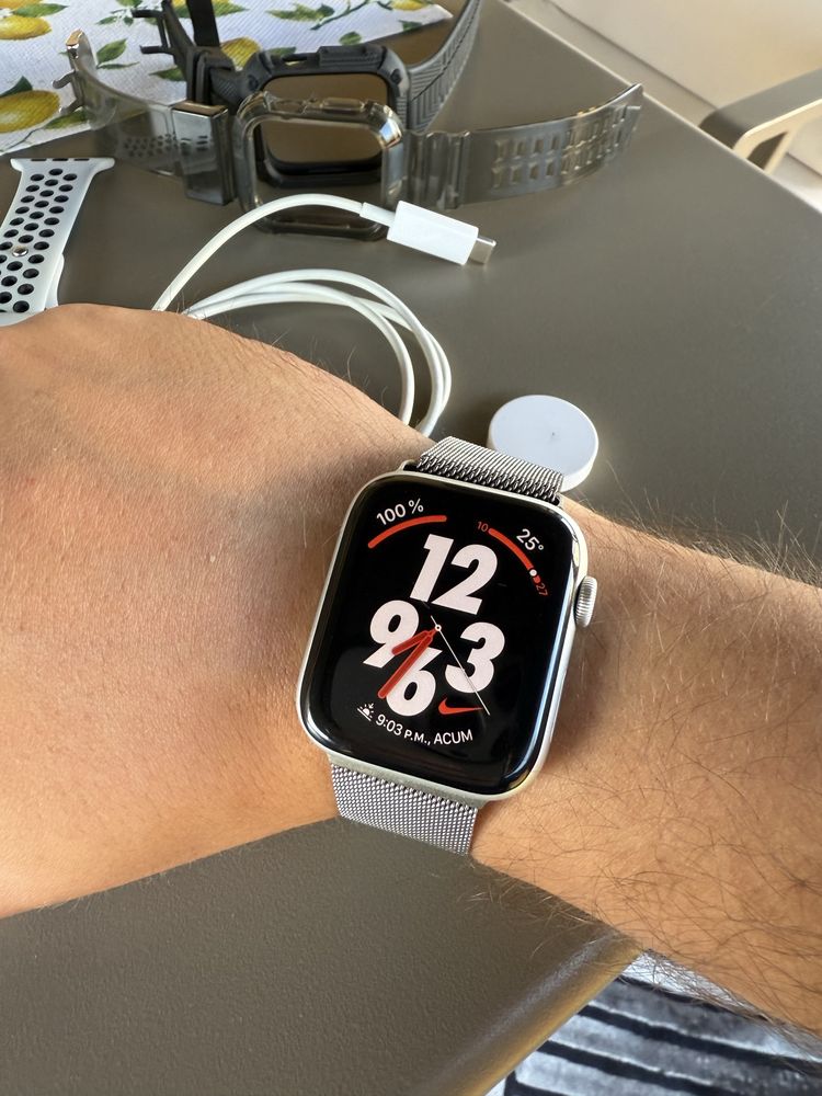 Apple Watch 44mm SE GPS Milanese Nike +