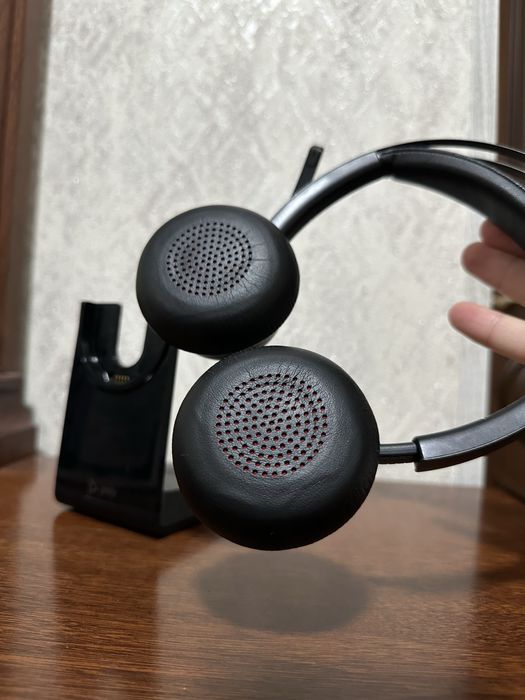 Poly - Voyager Focus 2 UC USB-A Headset with Stand