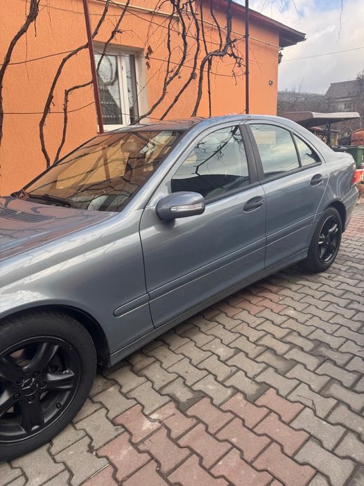 Mercedes C200.
