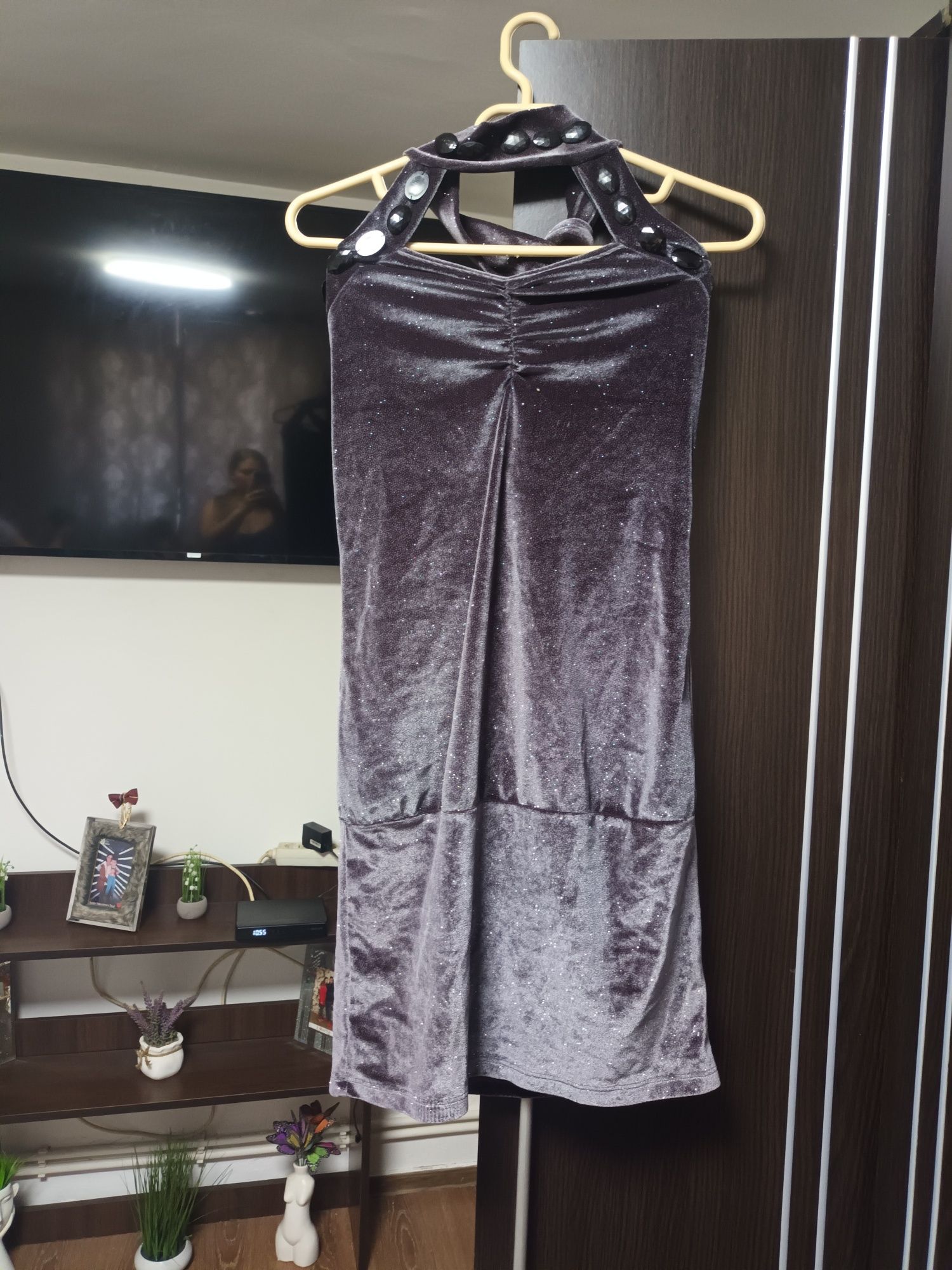 Vand rochi elegante pentru evenimente speciale