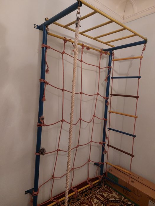 Турник , шведское стенько , кольцо , спортивный уголок.