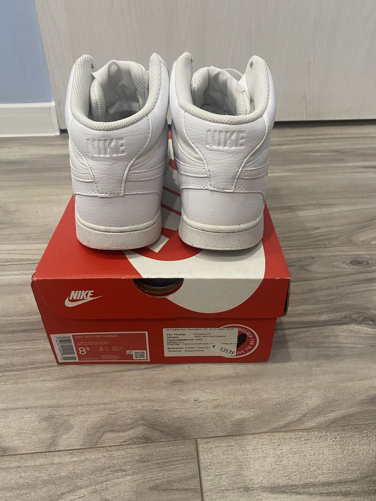 Бели кецове Nike