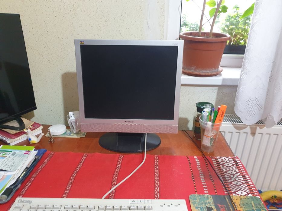 Monitor LCD Viewsonic VG 712s cu boxe incorporate