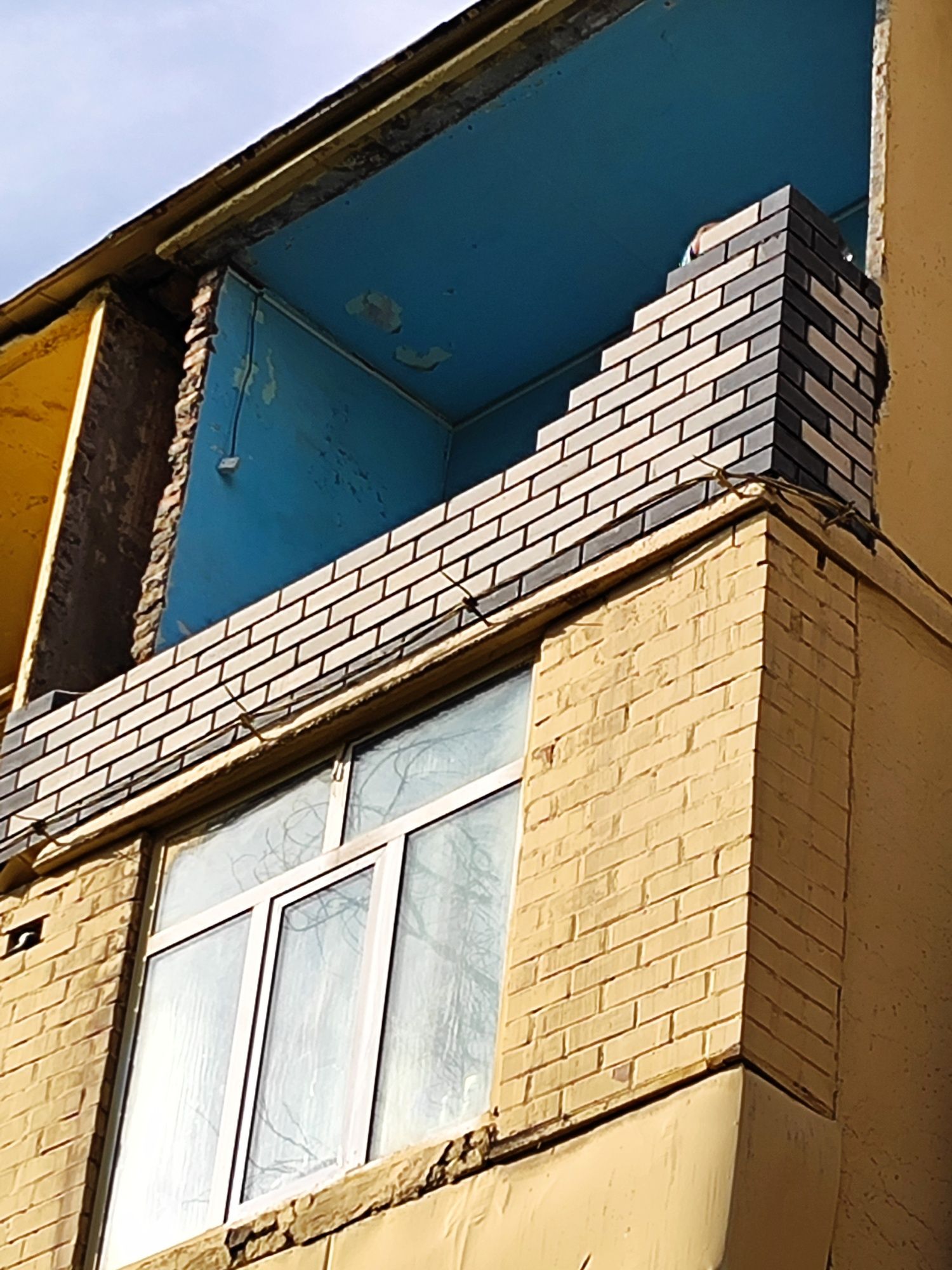 Кладка балкона облицовочный кирпич ğisht teramiz  штукатурка стяжки