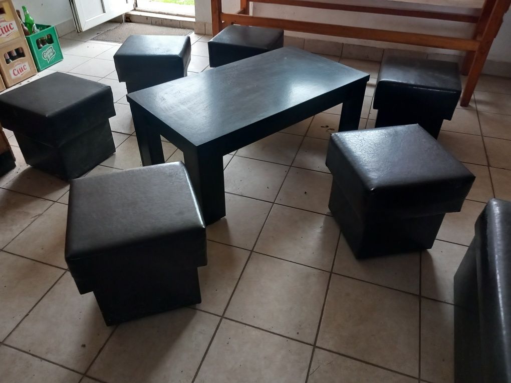 Vând mobilier de bar și o masă pentru living