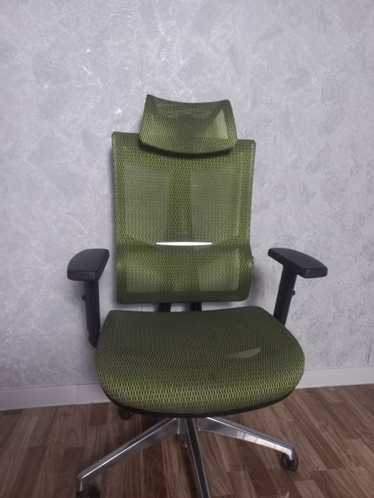 Эргономичное кресло с сеткой, отличное состояние