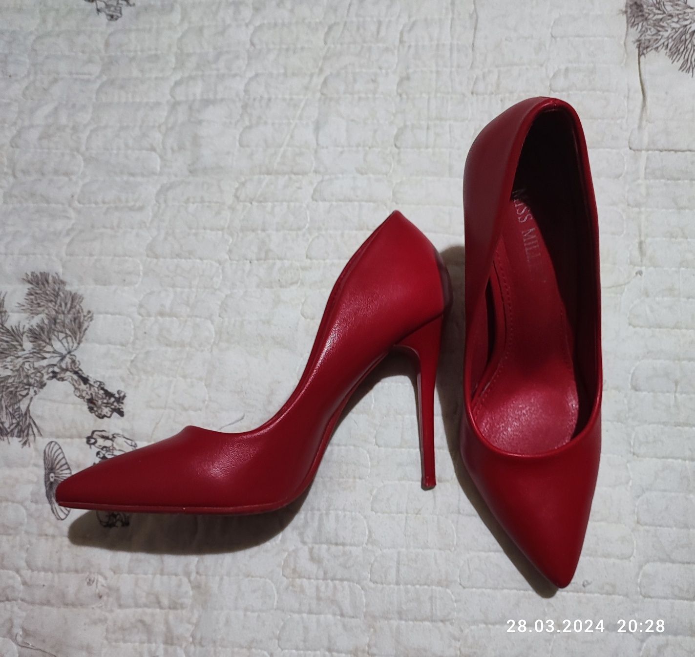 Женские туфли (красные)