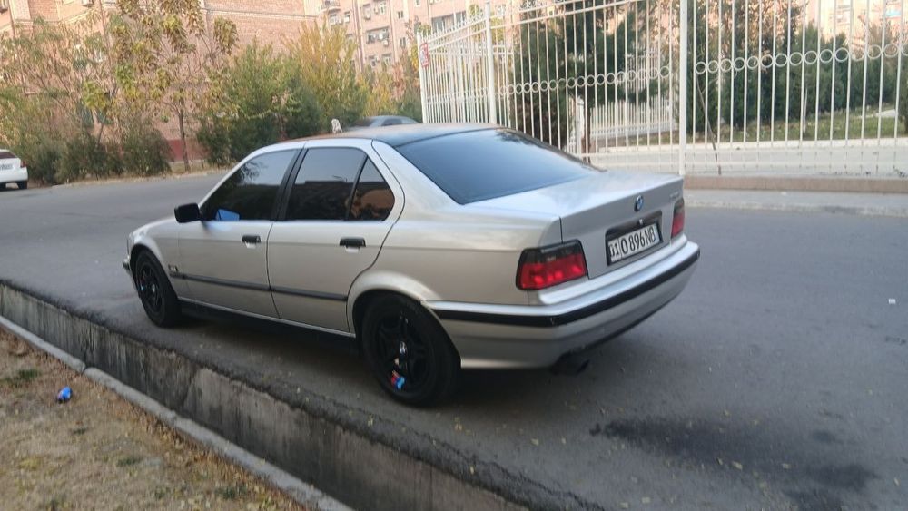 Продам BMW 1993 год