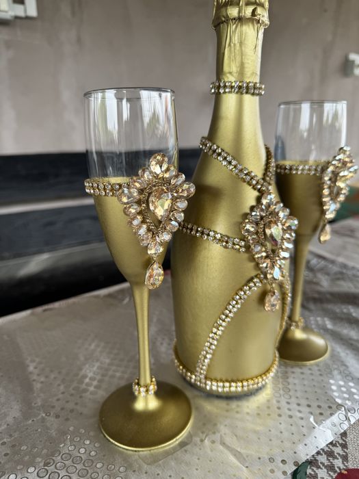 Pahare pentru miri cu sticla de sampanie