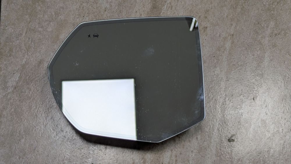 Зеркальный элемент левый Cadillac Escalade / Chevrolet Tahoe