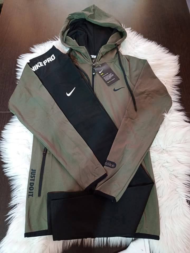 Дамски екипи Nike