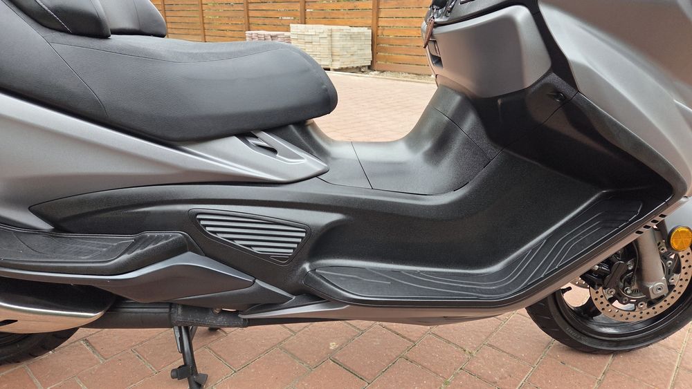 Suzuki Burgman 650, maxiscuter  (Honda Forza, Yamaha TMax, Kimko)