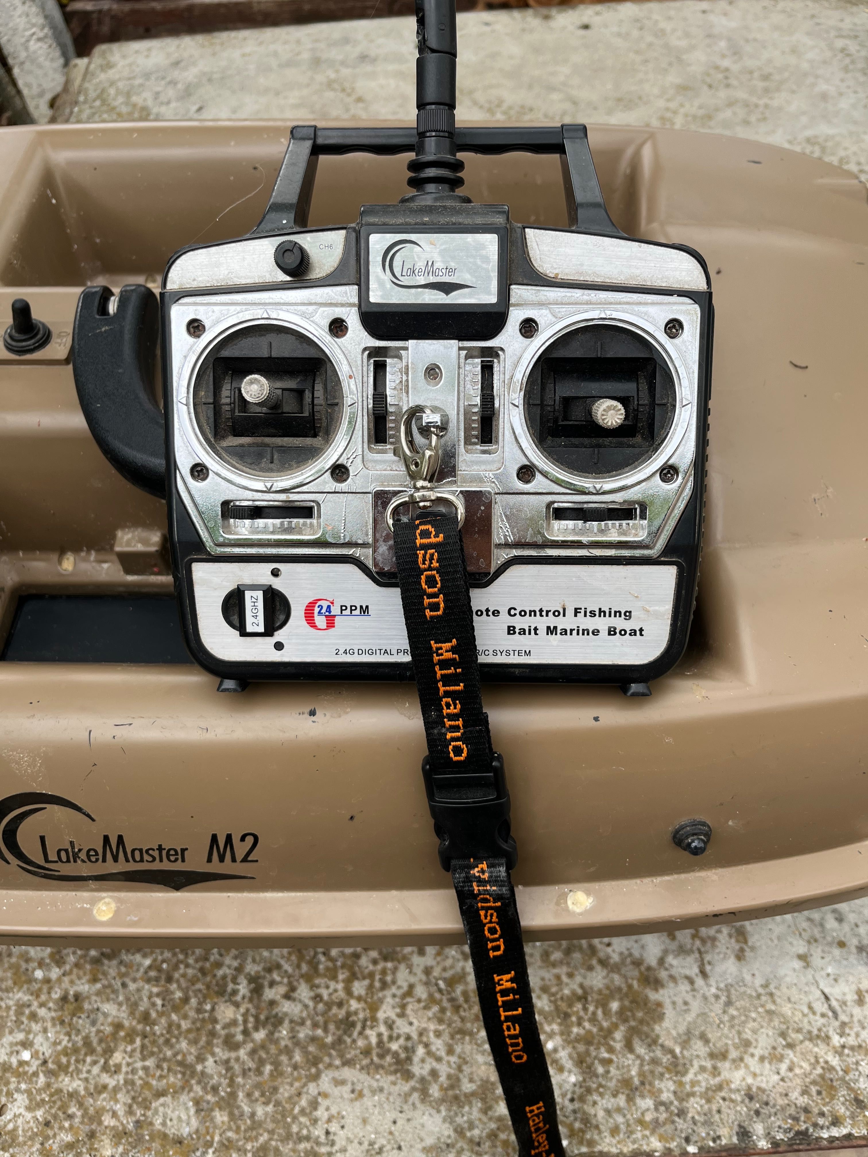Лодка за захранка Lake Master m2