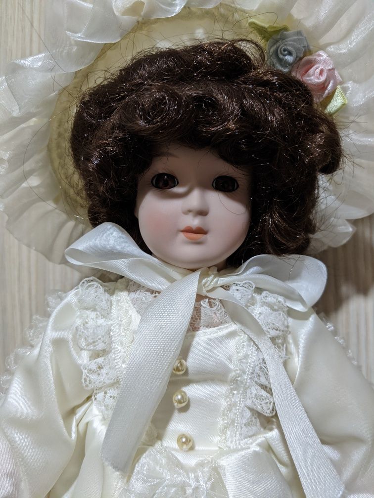 Продам куклу фарфоровая