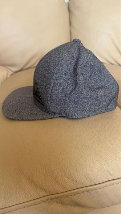 Quiksilver flexfit - шапка с козирка