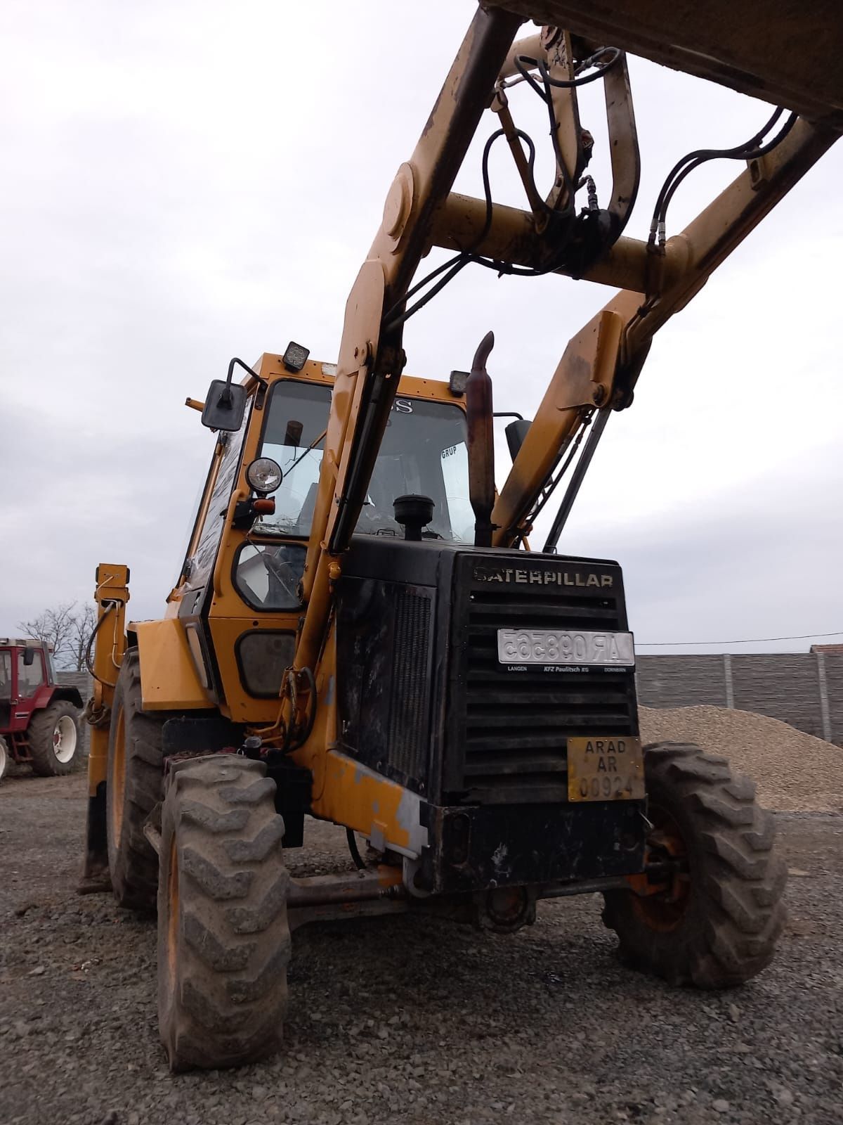 Vând buldoexcavator Caterpillar