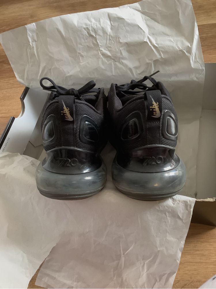 Nike air max 720 черни със златиста запетайка обувки (40.5 номер)