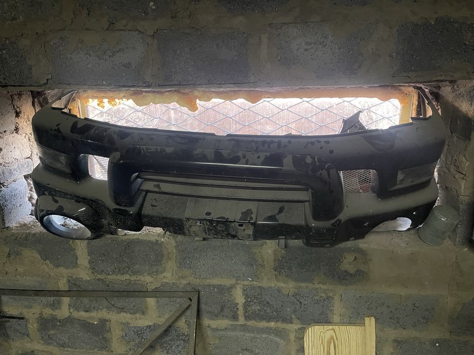 Передний бампер Mitsubishi Delica рестацлинг