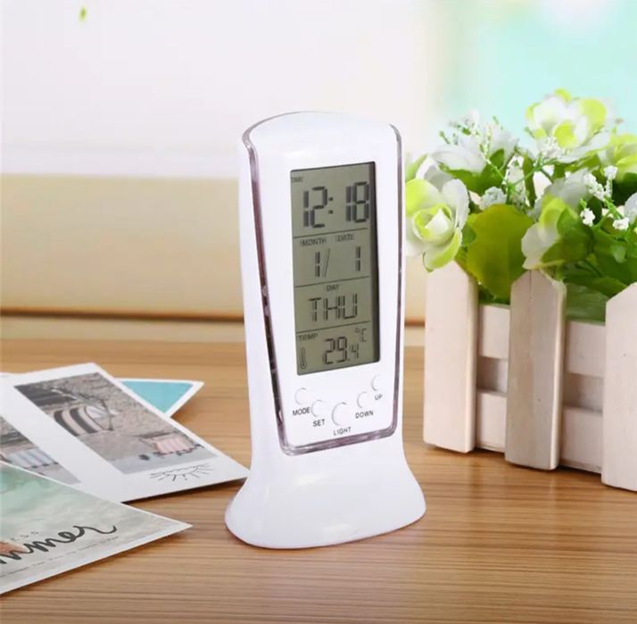 Цифровой будильник с синей задней планкой