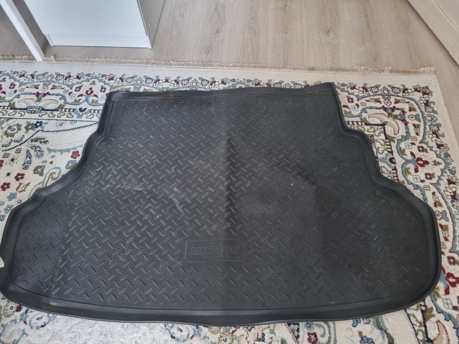 Полик для багажника универсалный