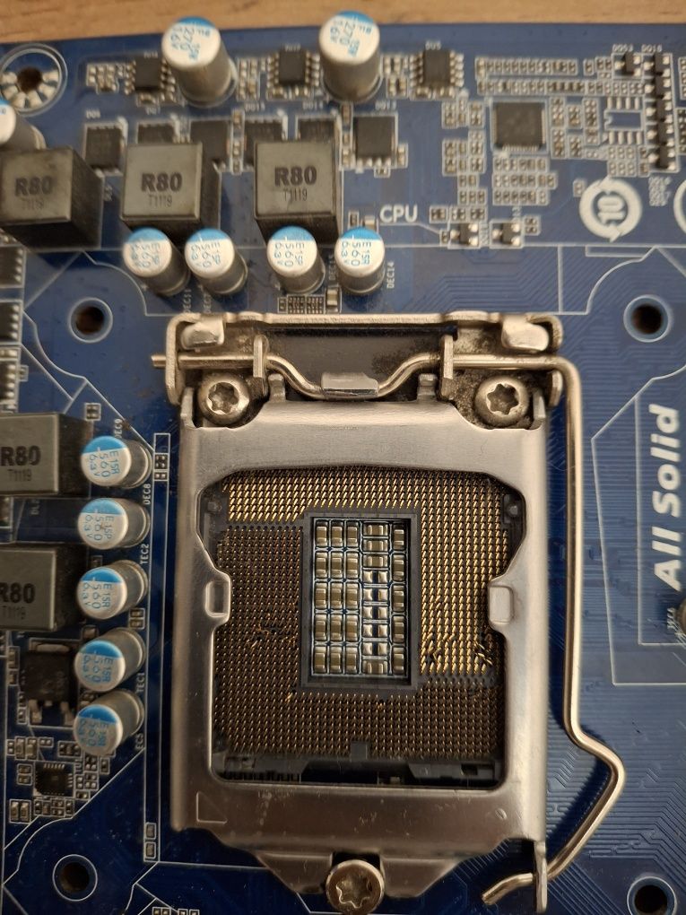 Продам нерабочую материнскую плату Gigabyte GA-H61M-DS2