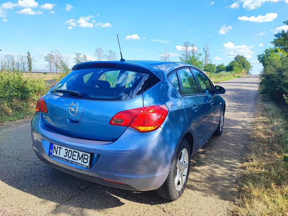 Opel Astra J 2011 – benzinar aspirat 1.6, 116 cai, culoarea cerului