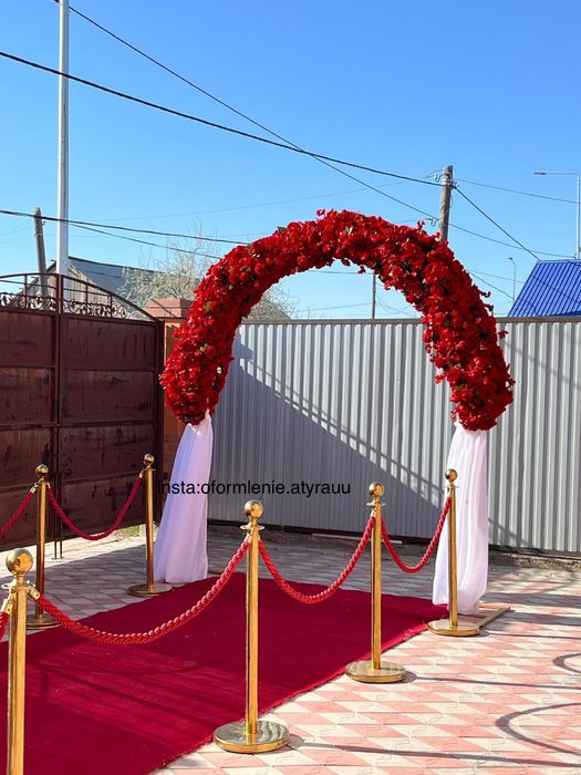 Офорлмение дома:Баннер с цветами и шариками.Оформление двора:Арка