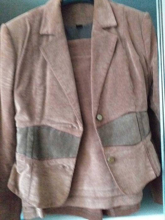 Costum din2 piese, din velur  culoare maro, mar.42