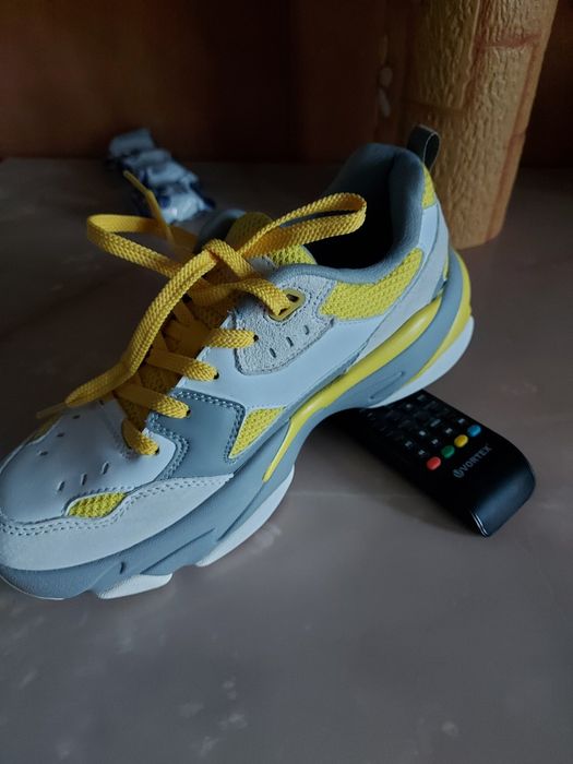 Vând adidași din piele