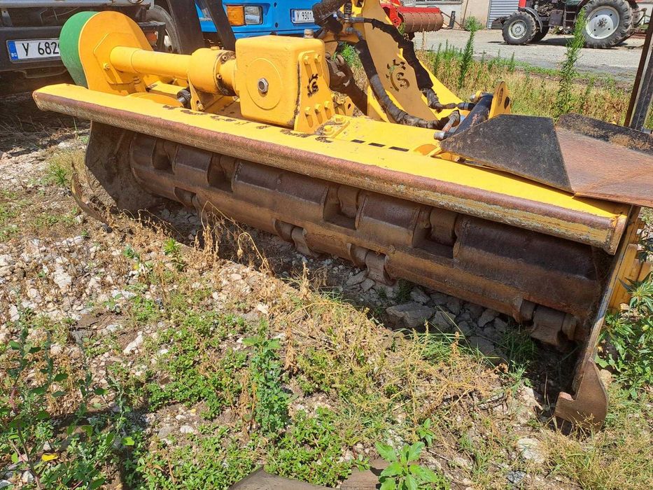 Почистване на гъсти храсти и тръни с шредер и мулчер