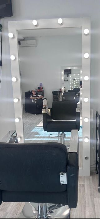 Зеркало с креслом для салона.