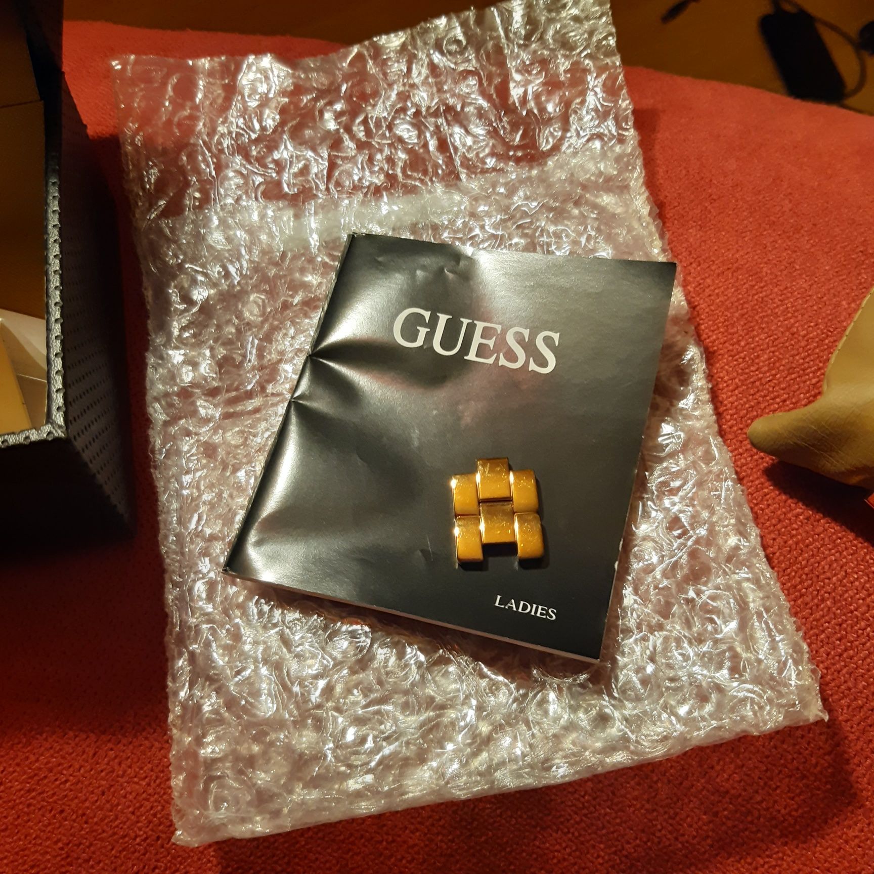 Дамски часовник Guess с камъни модел W0335L3
