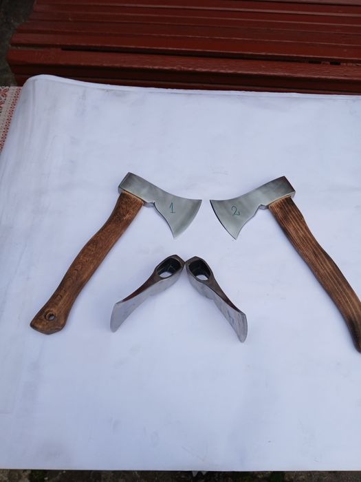 Topoare din foi de arc forjate manual