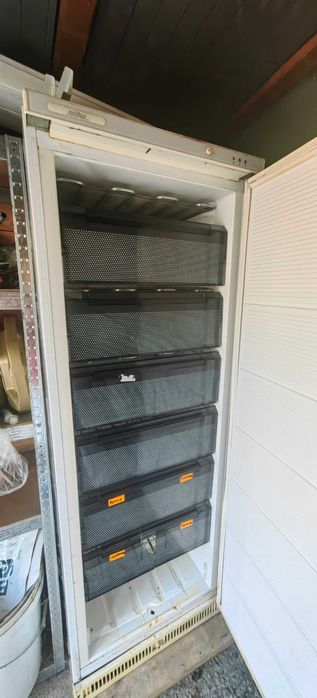 Продавам работещ вертикален фризер