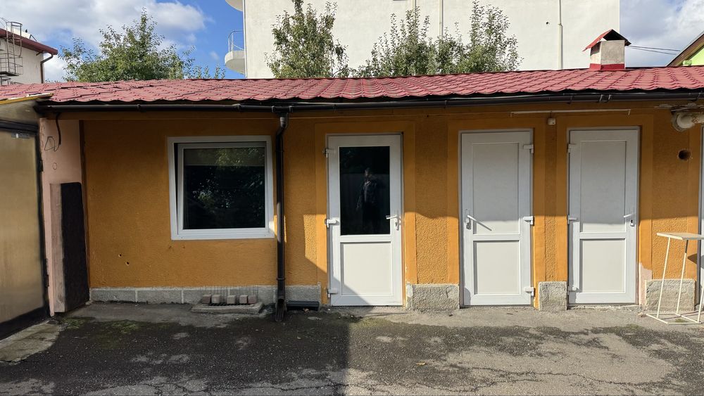 Spațiu comercial stradal cu birouri, depozitare și teren 413 mp