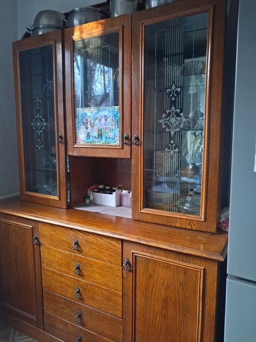 Шкаф сервант из натурального дерева