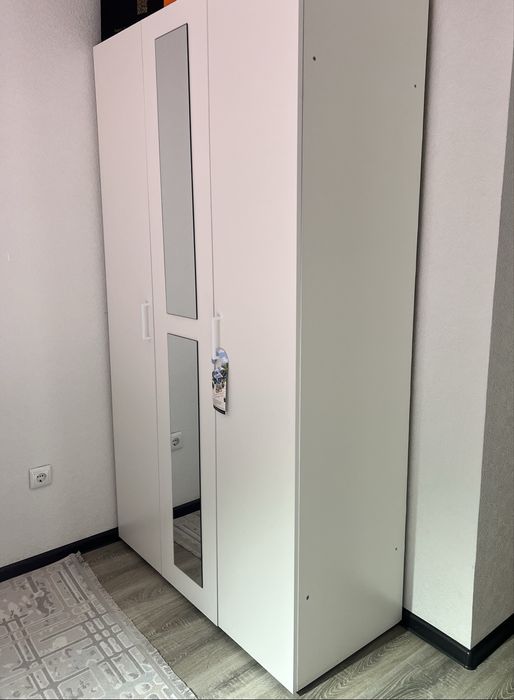 Новый шкаф сатылады. Жанындагы есик полностью полкалар