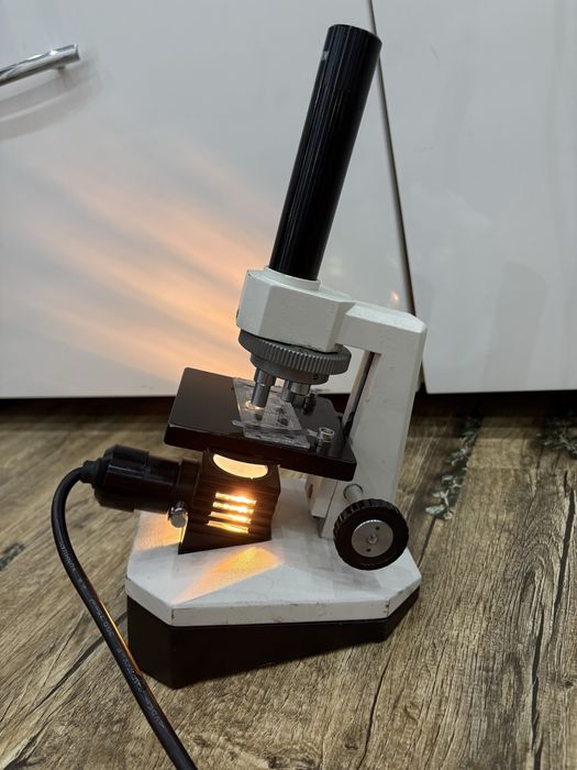 Microscop optic de laborator