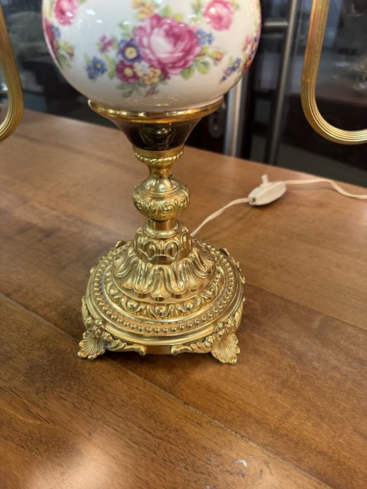 Doua lampi deosebite din bronz si portelan pictat cu abajur din sticla