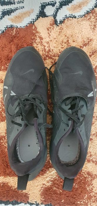 Adidasi  de alergat ne purtati pret 200 lei