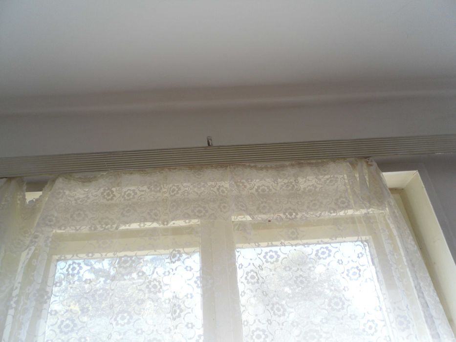 Метален корниз  за стена