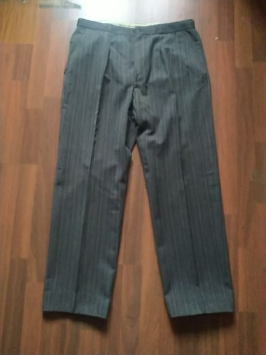 Vând pantaloni de stofă maro, pentru bărbați