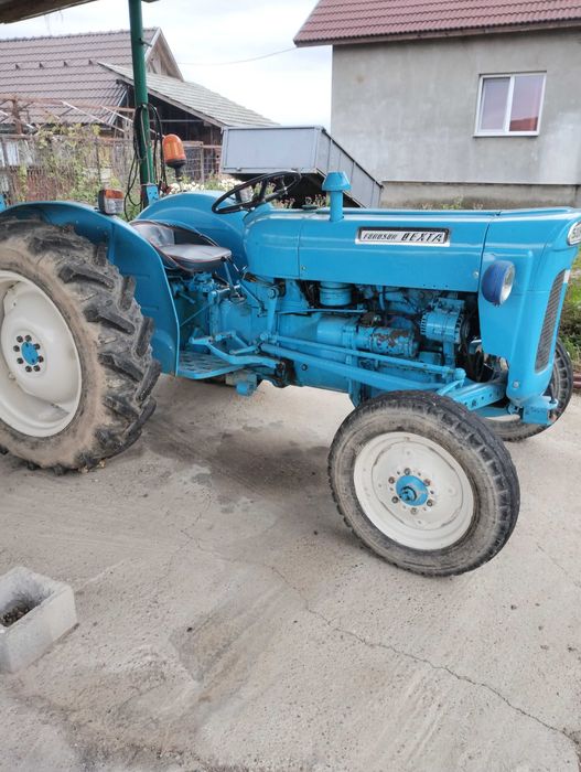 Vând tractor Ford dexta
