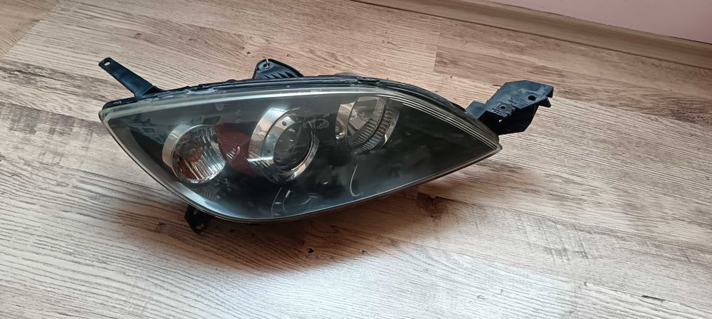 Продавам десен фар за Мазда 3
