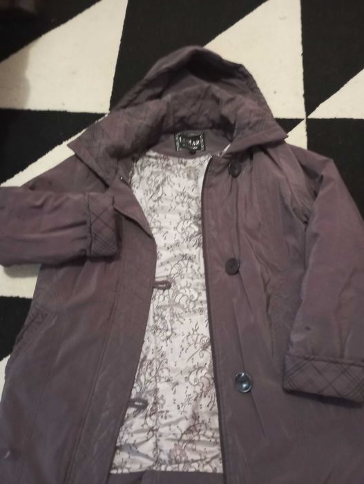 Дамско зимно яке със сваляща се качулка.
