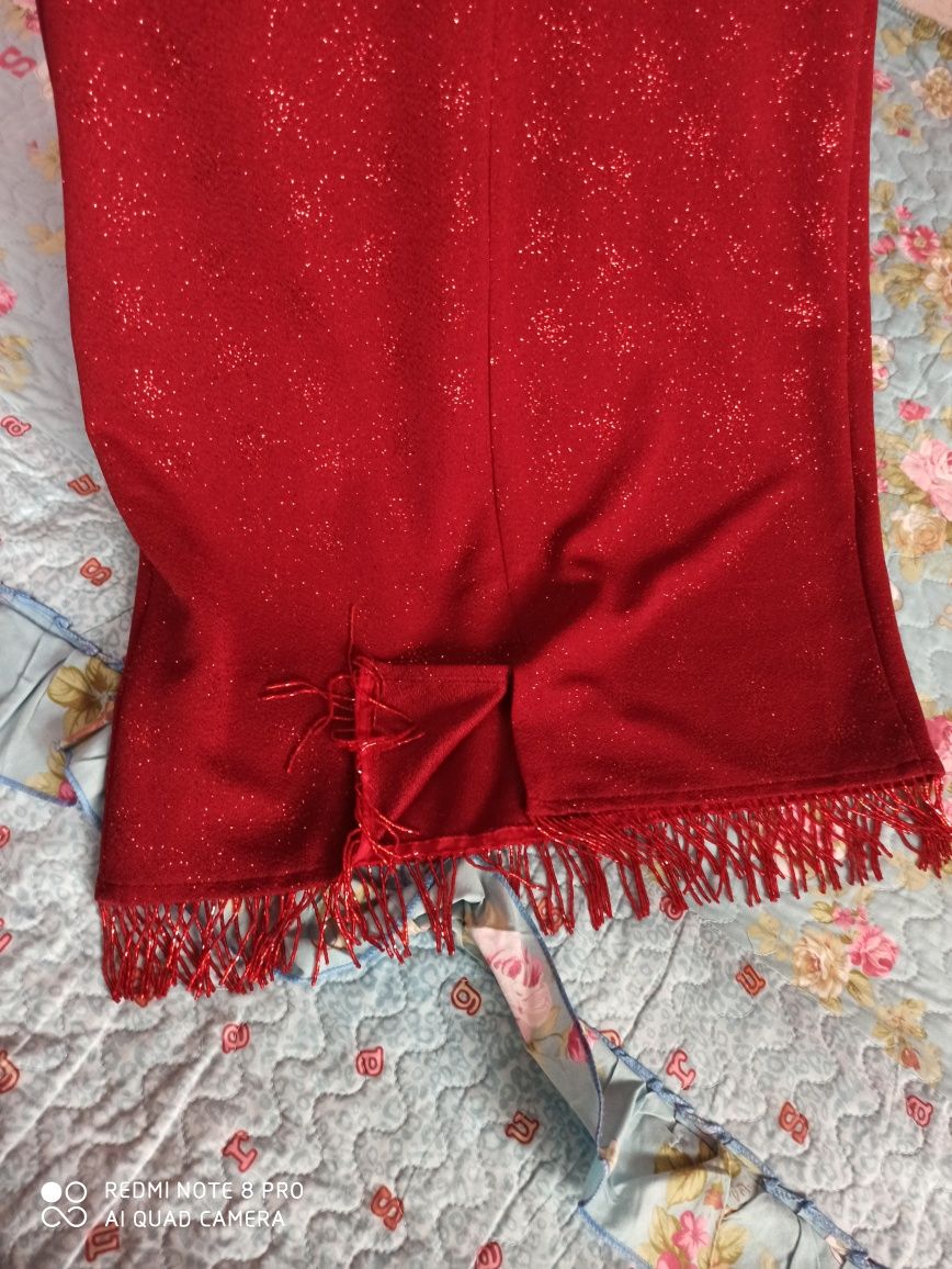 Бордовое короткое платье с люрексом