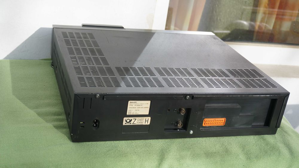Video recorder VHS Philips VR6880 cu monitor LCD