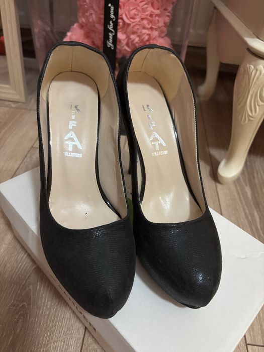 Брокатени черни токчета