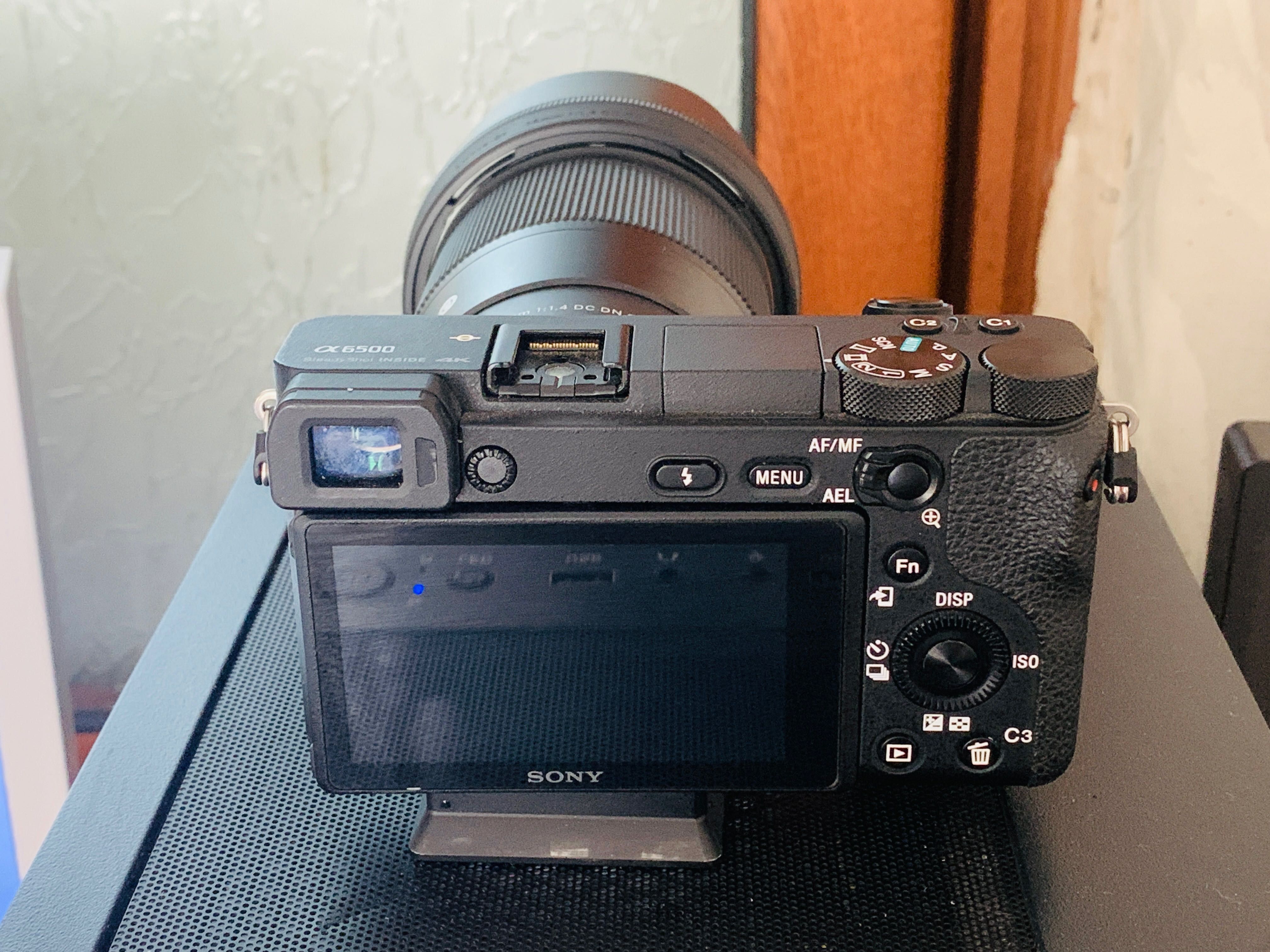 Sony a6500+16mf1.4+3батерий+зарядно+адаптер